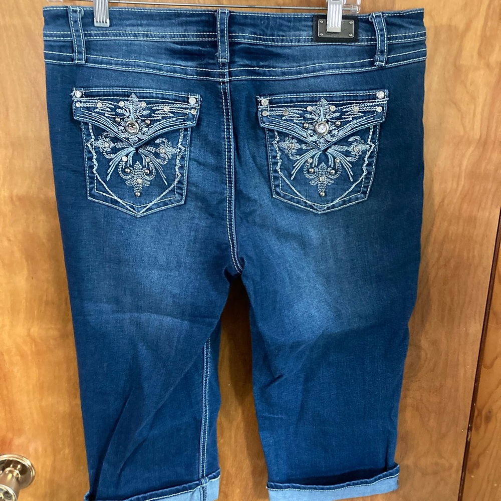 NWOT 12 Earl cuffed capris w/ embellished pockets